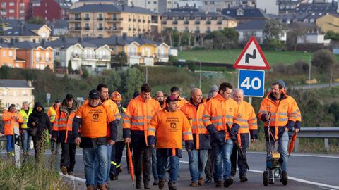 Trabajadores de Alcoa, durante la marcha que ha partido de Ribadeo (Lugo) y discurre por la carretera LU-642 para confluir en Vegadeo con los trabajadores que salen de Castropol (Asturias) en una nueva acci�n com�n como medida de protesta tras los anunciados cierres de las plantas de la multinacional del aluminio situadas en Avil�s y en A Coru�a.