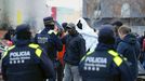  Agentes de la policia local de Badalona (Barcelona) controlan a los inmigrantes desalojados del antiguo instituto B9 de Badalona.