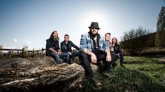 Los integrantes de Marea, con Kutxi Romero en el centro.