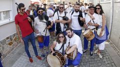 M�sicos e veci�os x�ntanse para tocar e cantar.