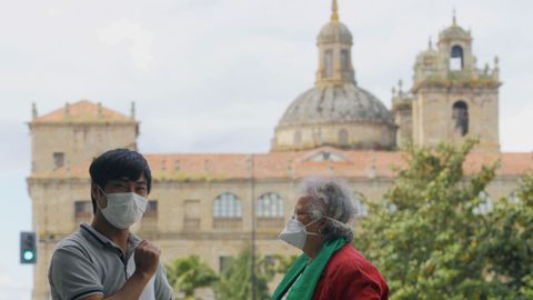 Gente por la calle en Monforte 