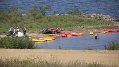 Los servicios de emergencia, durante la intervenci�n en el embalse de A Fervenza.
