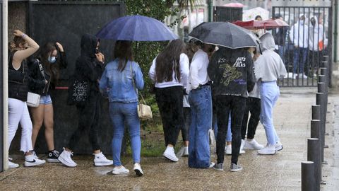 Imagen de archivo de estudiantes fuera de un instituto gallego