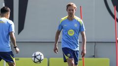 Frenkie de Jong, durante un entrenamiento con el Barcelona el curso pasado.