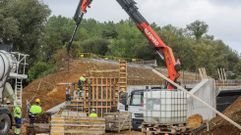 OBRAS EN MARCHA. La reapertura del ramal (salida 35 de la autovía) al tráfico podría estar lista antes de finales del próximo mes de octubre. Las obras al completo estarán terminadas antes de fin de año.