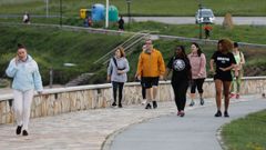 Gente paseando d�as atr�s por el paseo de A Marosa, en Burela, en su franja horaria