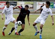 Diego Torres, a la izquierda, y Rub�n, a la derecha, pugnan por un bal�n en A Pinguela.