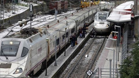 Trenes de Renfe estacionados en Pola de Lena