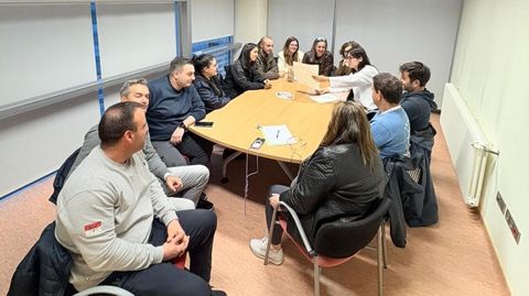 <span lang= gl >A comisi�n do San Xo�n de Carballo, reunida recentemente coa autora do cartel</span>