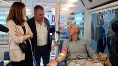 Carlos Trianes, vicepresidente de la asociacin del polgono de A Tomada, donando sangre acompaado de la presidenta, Isabel Caas