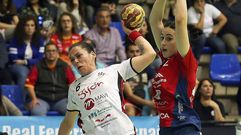 Las jugadoras Raquel Cao (i), del Mavi Nuevas Tecnologas y Natalia Martnez (d) del Godoy Maceira Porrio, durante un momento del partido de balonmano de semifinales de la XXXIX Copa de la Reina de balonmano femenino que enfrenta al Mavi Nuevas Tecnologas y al Godoy Maceira Porrio, disputado esta tarde en el pabelln de Ciudad Jardn de Mlaga