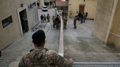 Soldados del ej�rcito liban�s permanecen en el lugar donde cayeron fragmentos de un misil interceptado en la zona de Haret Sakher, Kesrouan, al norte de Beirut, EL L�bano.