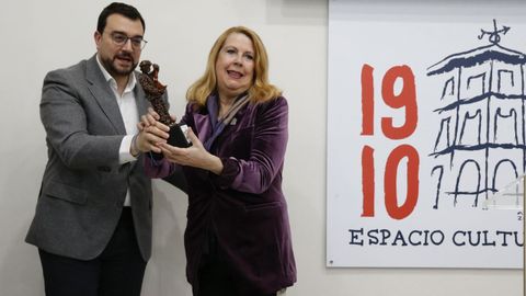 El presidente del Principado de Asturias, Adri�n Barb�n, y la artista Amparo Climent