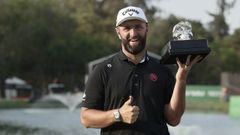 Jon Rahm, con el trofeo de ganador en M�xico del LIV Golf