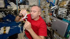 El astronauta de la NASA Randy Bresnik se prepara para recolectar una muestra de saliva seca a bordo de la Estaci�n Espacial Internacional. Este proceso, el cual ayudar� a los cient�ficos a investigar c�mo el sistema inmunitario se ve afectado por los vuelos espaciales y que ser� parte de la misi�n Artemis II, consiste en absorber la saliva con un papel especial que se almacena en libretas peque�as.
