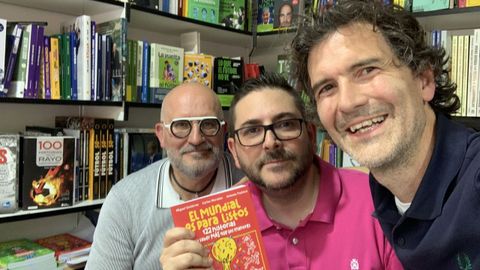 De izquierda a derecha, Antonio Pacheco, Miguel Guti�rrez y Carlos Mara��n, autores de �Gu�a poco pr�ctica del f�tbol espa�ol� y �El Mundial es para listos�