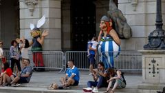 Dos figura de los personajes Asterix y Obelix en la plaza de Mar&iacute;a Pita, en A Coru&ntilde;a.