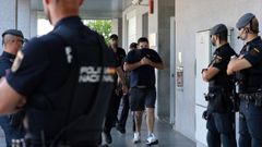 Uno de los detenidos a su entrada este jueves en los Juzgados de Vilagarc�a de Arousa.