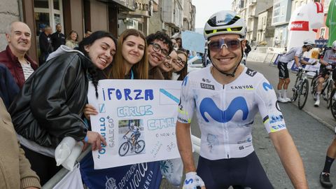 Carlos Canal, el ciclista natural de Xinzo, del Movistar Team, fue arropado por el apoyo de la gente de la zona