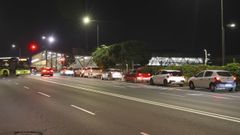 Veh�culos estacionados frente a la estaci�n bloqueando el carril bus de la calle del H�rreo.