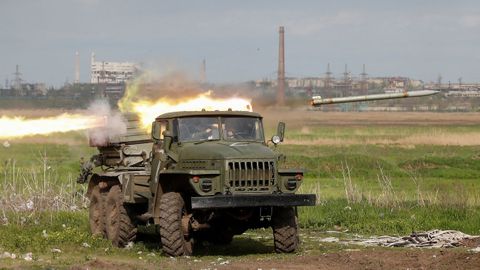 las tropas prorrusas disparan un sistema de lanzamiento de cohetes m�ltiples BM-21 Grad durante los combates en el conflicto entre Ucrania y Rusia cerca de una planta de Azovstal