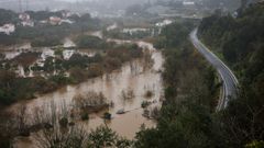 Terrenos inundados en Ceira, Co�mbra. Al fondo, la autopista A-1