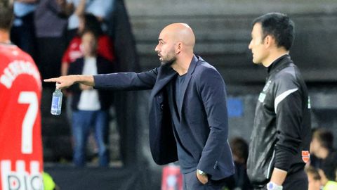 Claudio Gir�ldez ordena a los suyos durante el partido ante el Athletic.