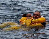 El chaleco se infla autom�ticamente al caer al agua. 