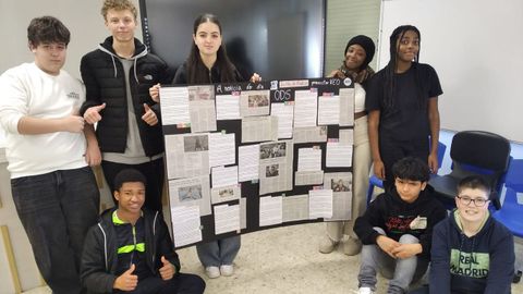 Alumnos do IES O Perdouro, de Burela, co mural feito o curso pasado