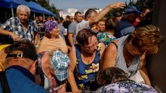 Un grupo de rusos hacen cola para conseguir alimentos en Kursk.