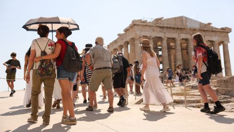 Turistas asfixiados por el calor en la Acr�polis de Atenas, donde este mi�rcoles habr� 40 grados
