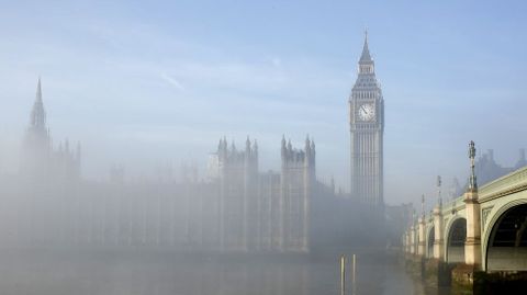 Londres y su tradicional niebla.
