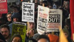 Protesta con la iniciativa del Gobierno de endurecer las condiciones del derecho a la huelga.