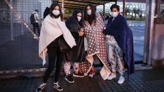 Cuatro de los alumnos del IES O Ribeiro, en el concello ourensano de Ribadavia, portan sus mantas para acudir a clase