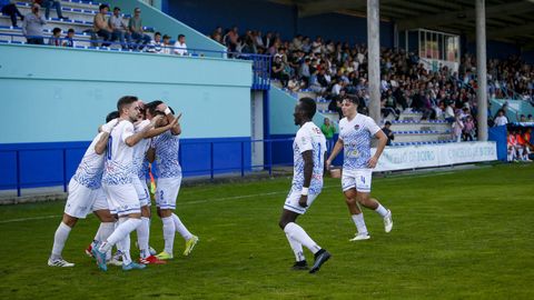 Los futbolistas del Boiro, festejando el gol ante el Betanzos.