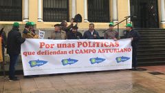 Varios manifestantes de Usaga, en la concentraci�n