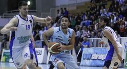 �lex L�pez entra a canasta en el choque ante el Prat. 