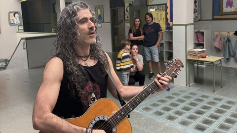 El profesor de música, el roquero José Carballido, tocó una canción de bienvenida para Hugo (al fondo, con sus padres detrás)