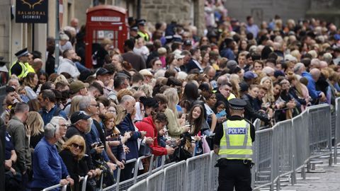 Gente esperando la llegada de la comitiva en Edimburgo