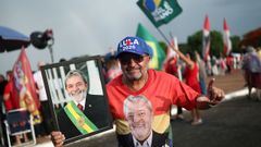 Un partidario de Lula celebra su victoria en las elecciones presidenciales de Brasil.