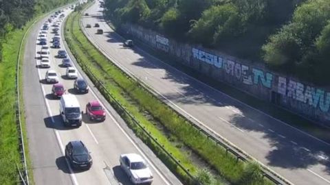 Retenciones en la A-66, autov�a Y, por el incendio de un turismo.