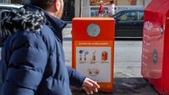 Contenedor de aceite dom�stico usado en la calle Eduardo Pondal, en el centro de Pontevedra