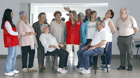 Algn da, durante las sesiones del programa Abuelos y abuelas educadores, el grupo hace role playing, una actividad que consiste en que cada uno tiene que meterse en un papel. En esta ocasin, sentados estn Basi, que hace de nieta, y Heriberto, al que le ha tocado interpretar el papel de abuelo. Detrs, de pie, los observan, de izquierda a derecha, Vanesa, Encarna, Venera, Mara Dolores, Gema, Pura, Marcelino, Fina, Mara Jos y Gerardo.