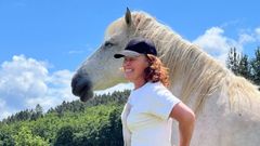 Candy Rodr�guez con uno de los caballos de su centro ecuestre