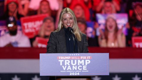 Pam Bondi en un mitin de Trump en la campaa electoral de EE.UU.