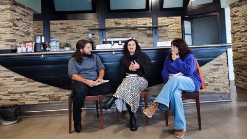 David Garc�a, Iria V�zquez (no centro) e Nuria Fern�ndez, no quinto encontro de Arredor do Rural