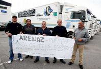 Los trabajadores custodian d�a y noche los camiones y colocaron pancartas en Tragove.