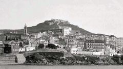 Vista de Vigo a finales del siglo XIX en la que se aprecia la antigua muralla.
