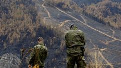 Dos soldados de la Brilat, este martes en labores de vigilancia del monte en la zona del bajo Lor, quemada por el incendio que afect� a finales de agosto Quiroga y A Pobra do Broll�n