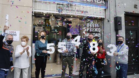 Los loteros de la administracin Ormaechea en Bilbao celebran uno de los quintos premios repartidos con el nmero 55483, de la lotera de Navidad celebrado este martes